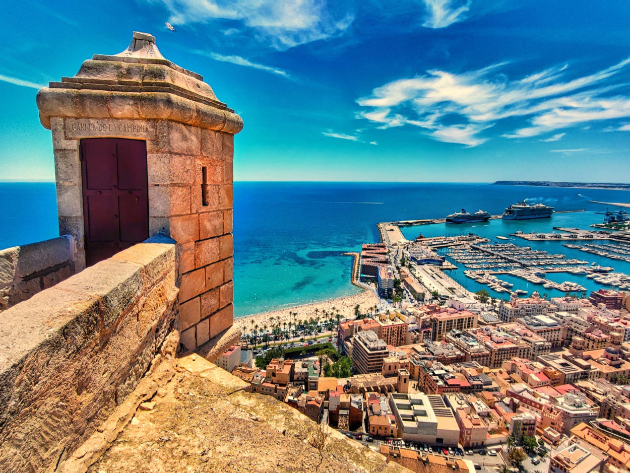 Uitzicht vanaf het Castillo de Santa Bárbara over Alicante